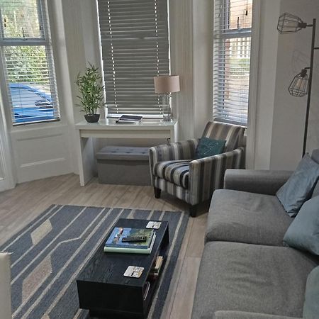 Stylish Apartment In Victorian Conversion Free Parking & Private Patio Close To Beach Town Centre & Bic Bournemouth Buitenkant foto