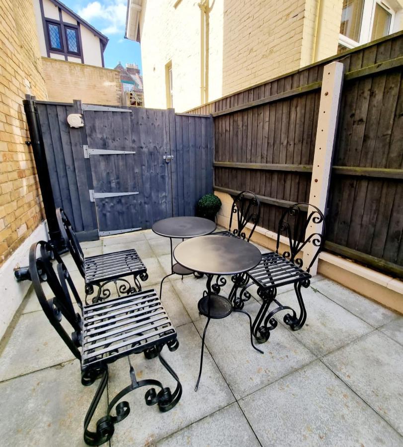Stylish Apartment In Victorian Conversion Free Parking & Private Patio Close To Beach Town Centre & Bic Bournemouth Buitenkant foto