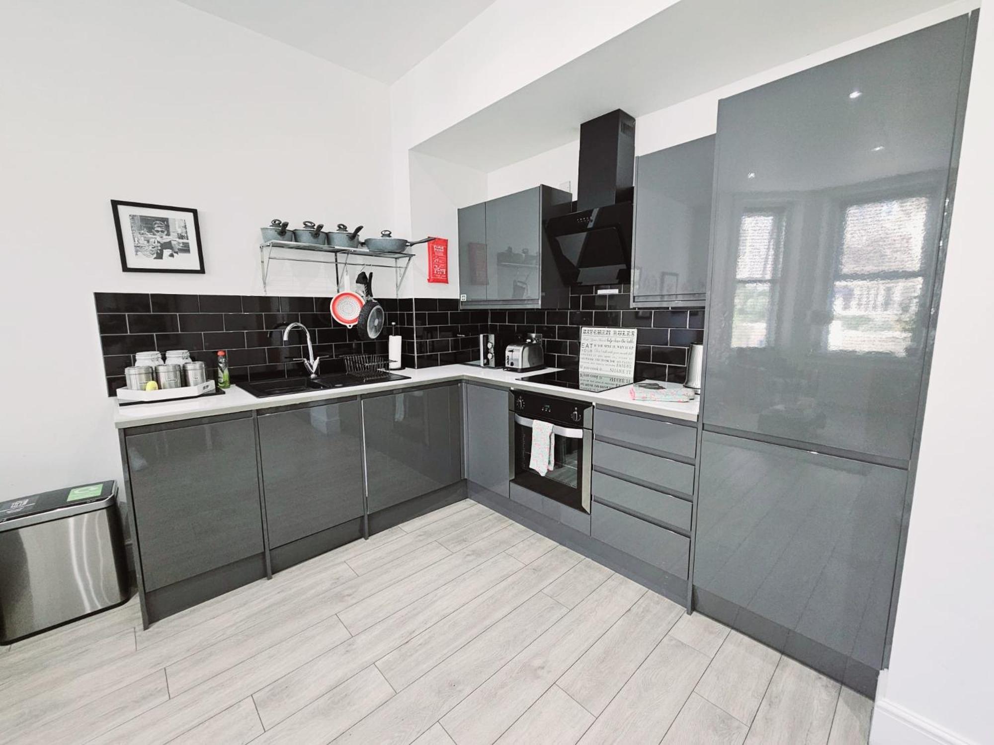 Stylish Apartment In Victorian Conversion Free Parking & Private Patio Close To Beach Town Centre & Bic Bournemouth Buitenkant foto