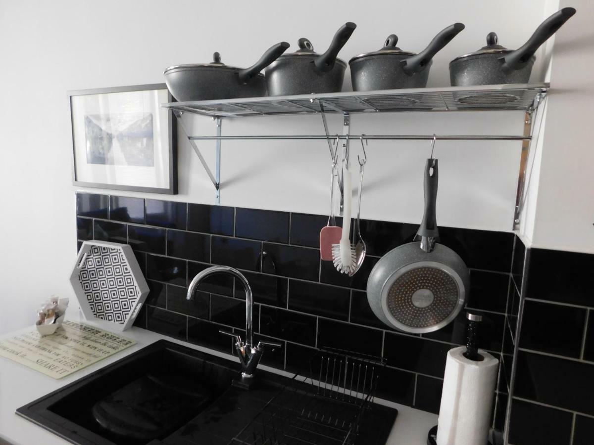 Stylish Apartment In Victorian Conversion Free Parking & Private Patio Close To Beach Town Centre & Bic Bournemouth Buitenkant foto